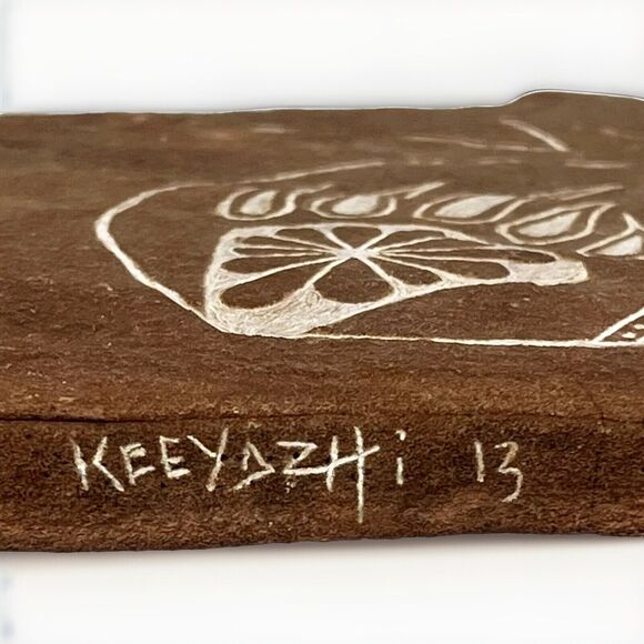 Keeyahzi Signed Native American Etched / 7.25 x 6” Carved Slate Bear/ Claws 2013 - Picture 4 of 6